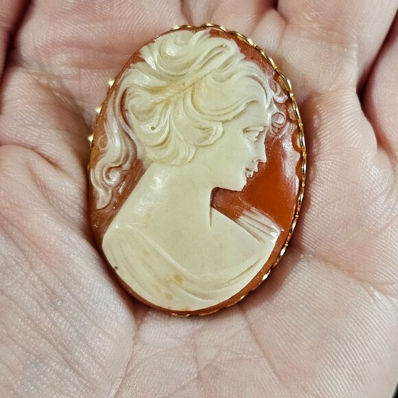 Vintage Carved Cameo Victorian Style Gold-Tone Scallopped Edge Frame Scarf Clip - Picture 7 of 8